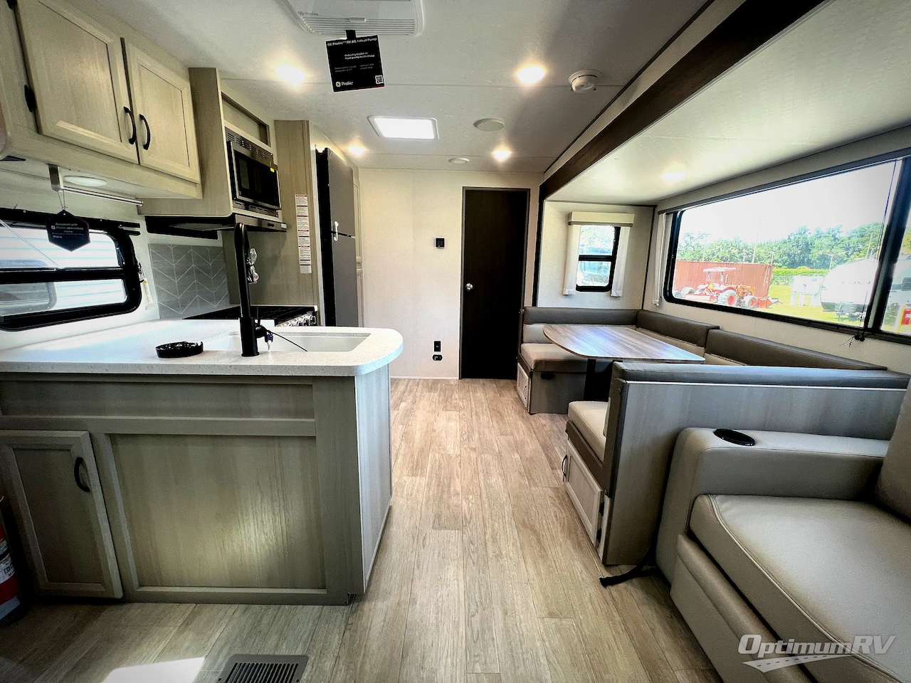 2027 Coachmen Catalina Legacy Edition 293TQBSCK Photo 4
