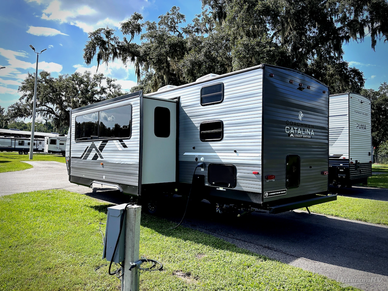 2027 Coachmen Catalina Legacy Edition 273DBHCK Photo 3