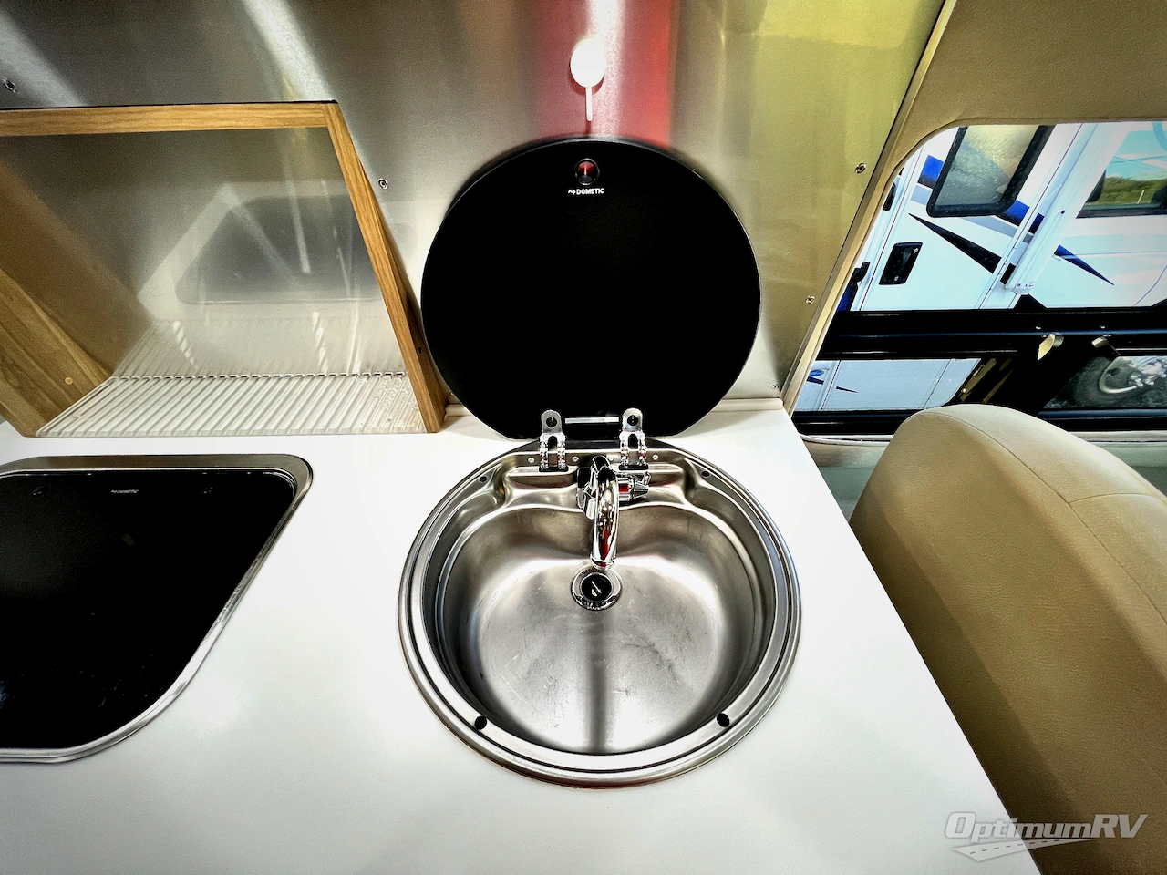 2018 Airstream Tommy Bahama Interstate Lounge Photo 12