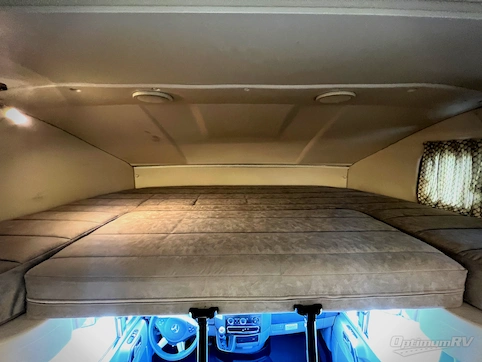 2018 Winnebago Navion 24D RV Photo 2