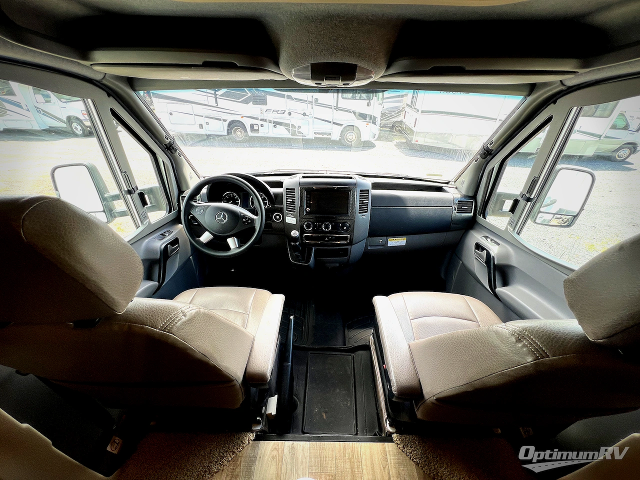 2018 Winnebago Navion 24D Photo 6