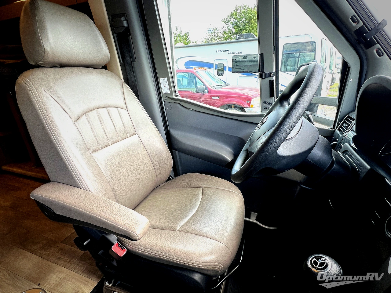 2018 Winnebago Navion 24D Photo 8