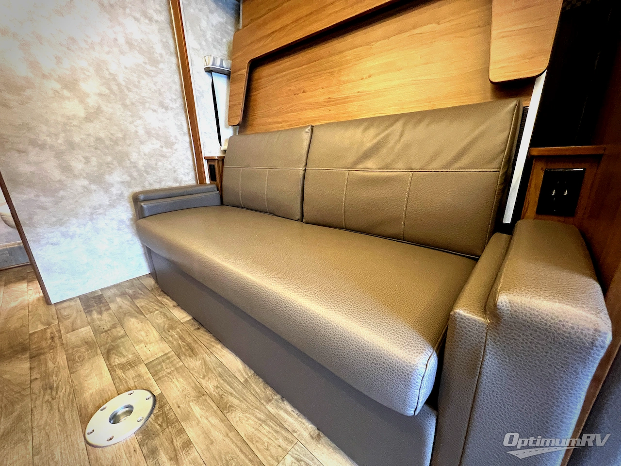 2018 Winnebago Navion 24D Photo 18