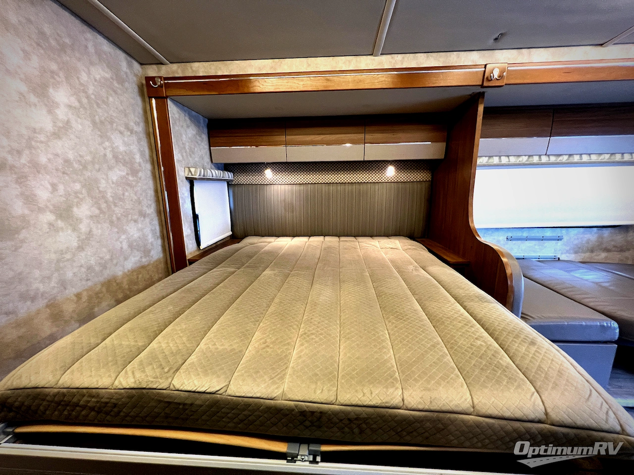 2018 Winnebago Navion 24D Photo 20