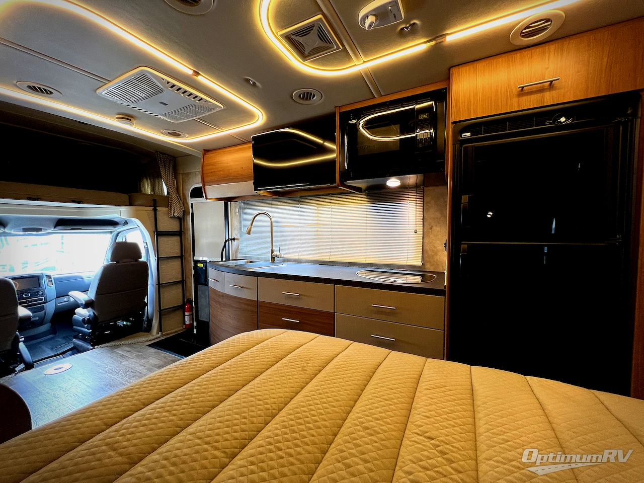2018 Winnebago Navion 24D Photo 21
