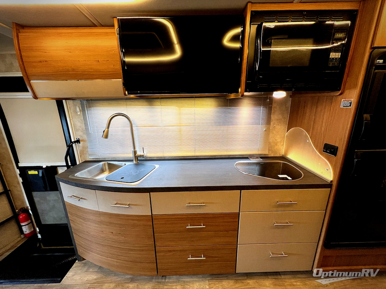 2018 Winnebago Navion 24D Photo 23