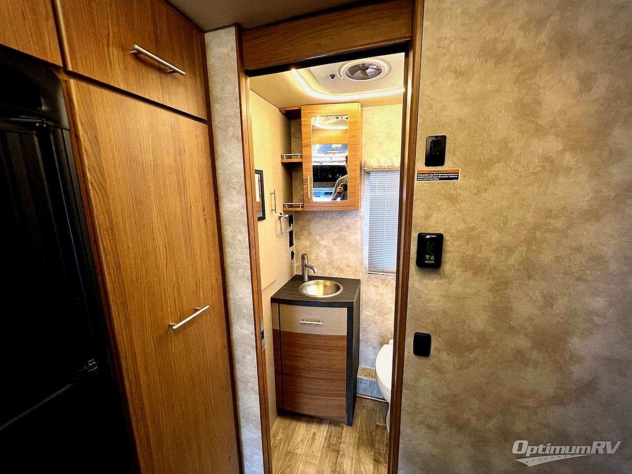 2018 Winnebago Navion 24D Photo 30