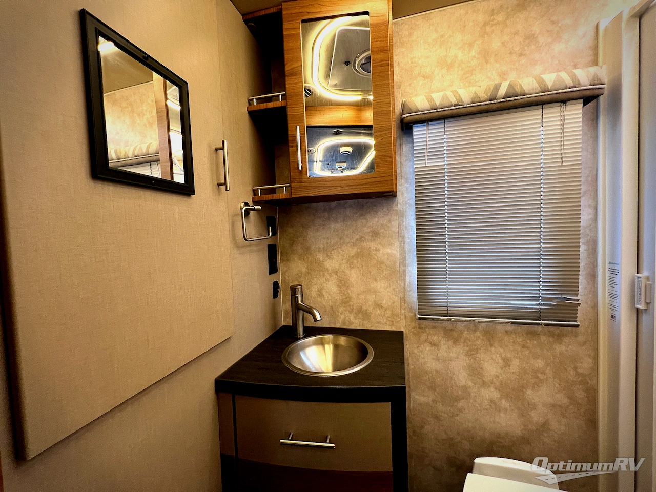 2018 Winnebago Navion 24D Photo 32