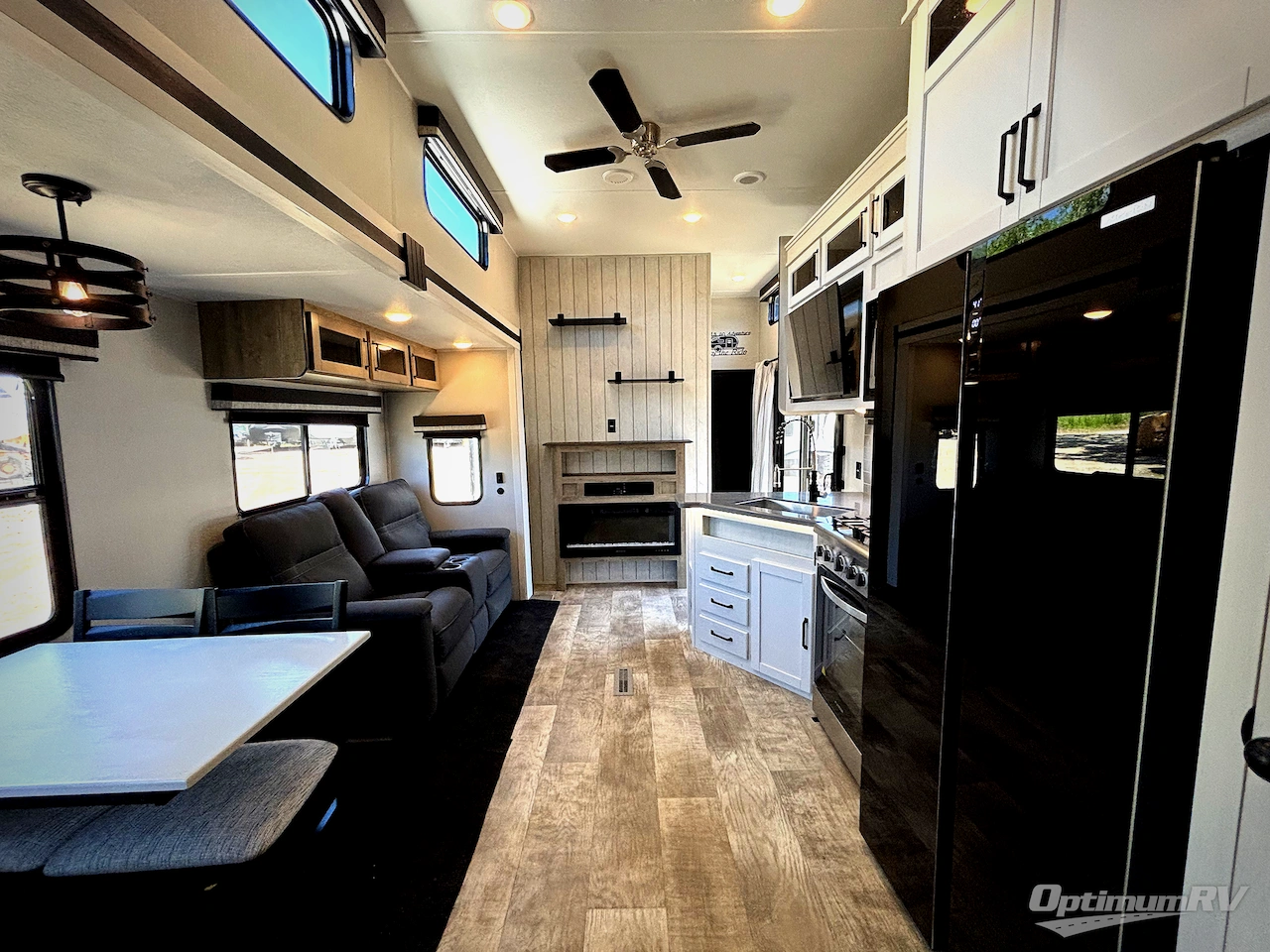 2025 Palomino Puma Destination 429LFT Photo 5