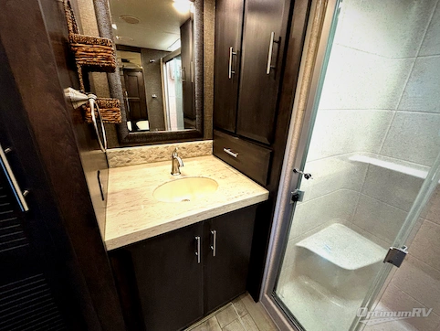 2020 Thor Venetian R40 RV Photo 4