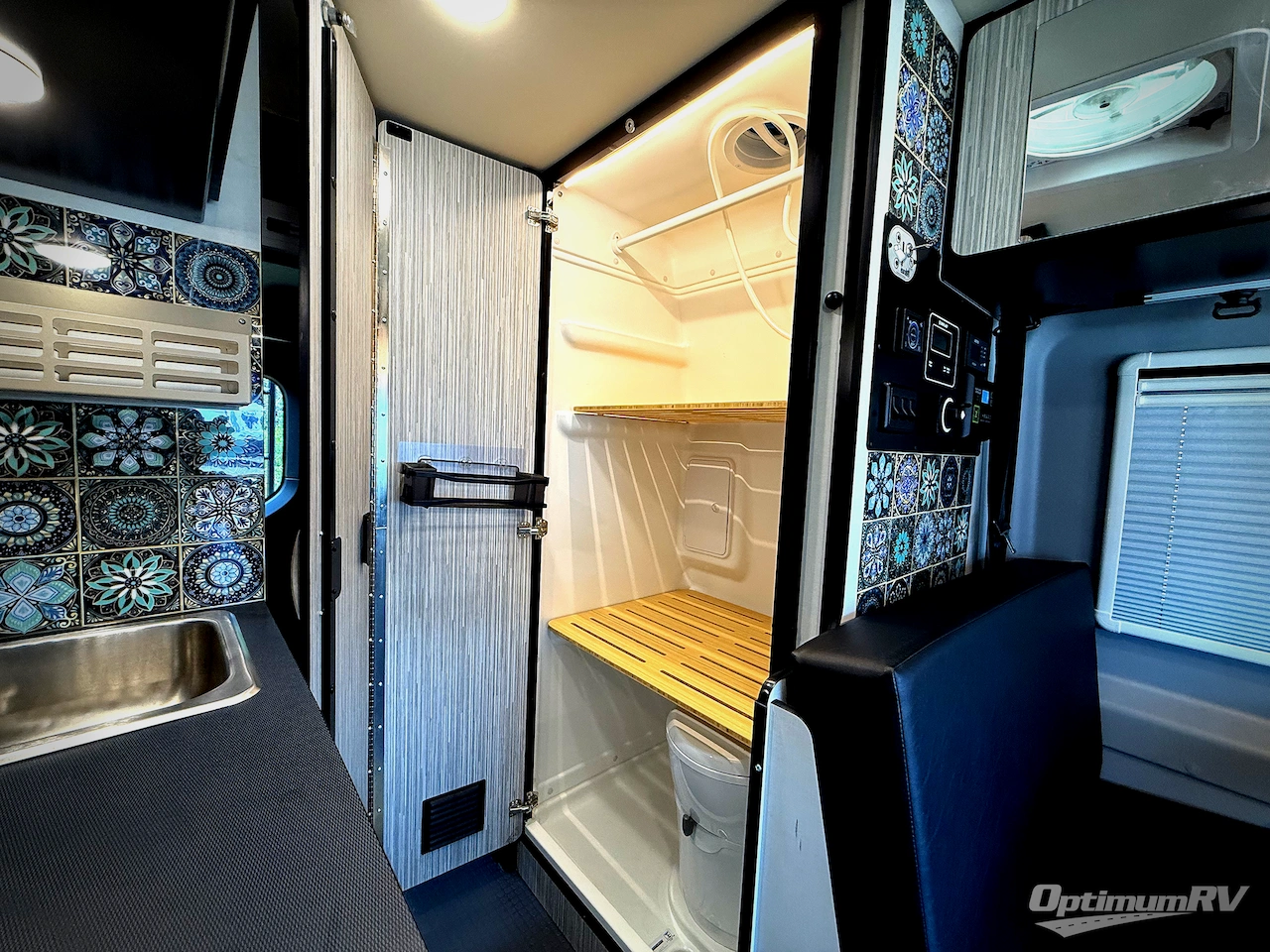 2023 Winnebago Revel 44E Photo 18