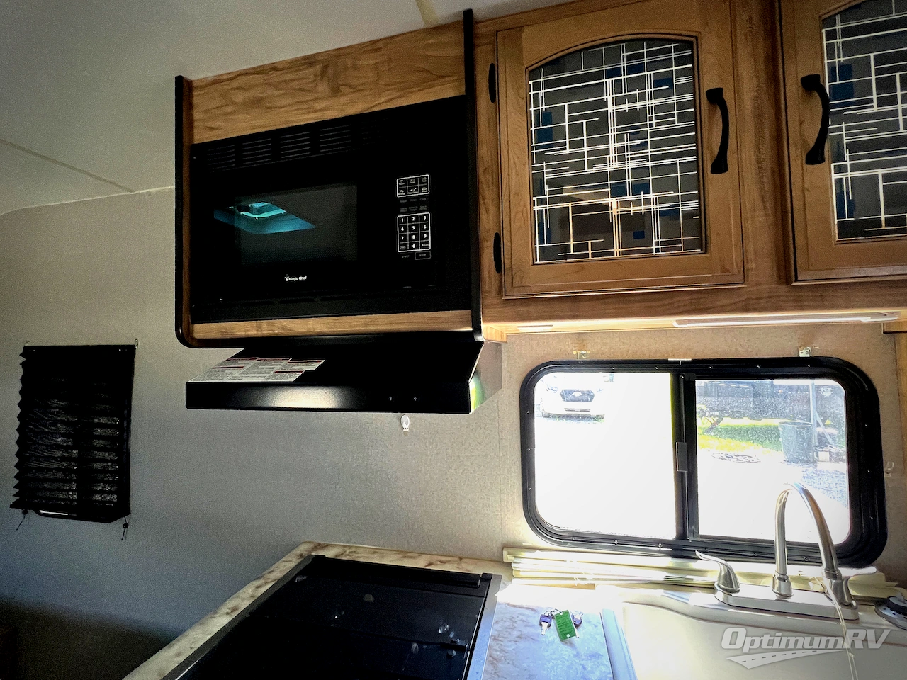 2019 Coachmen Freedom Express Ultra Lite 204RD Photo 9