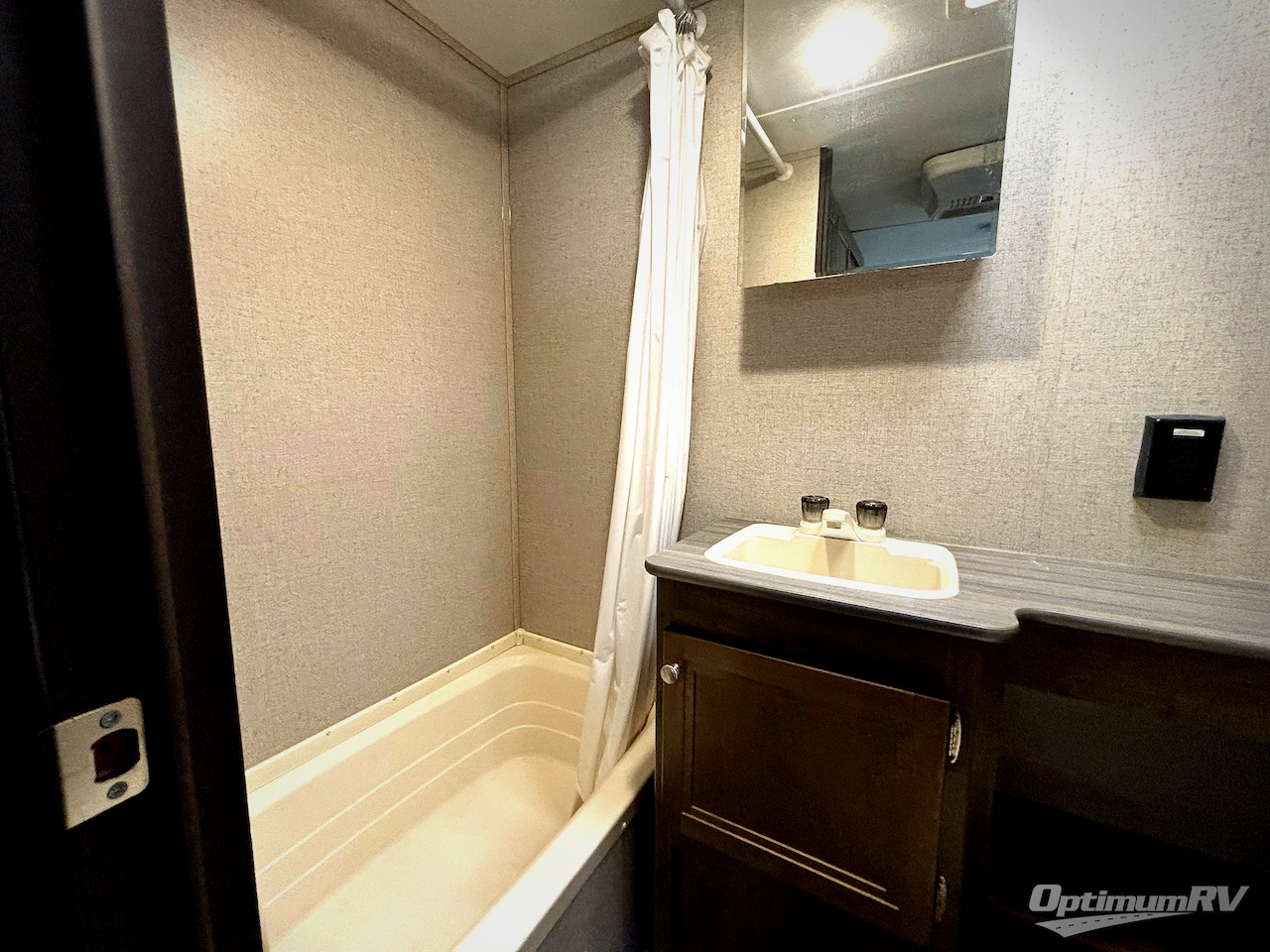 2018 Dutchmen Coleman Light LX 2155BH Photo 9