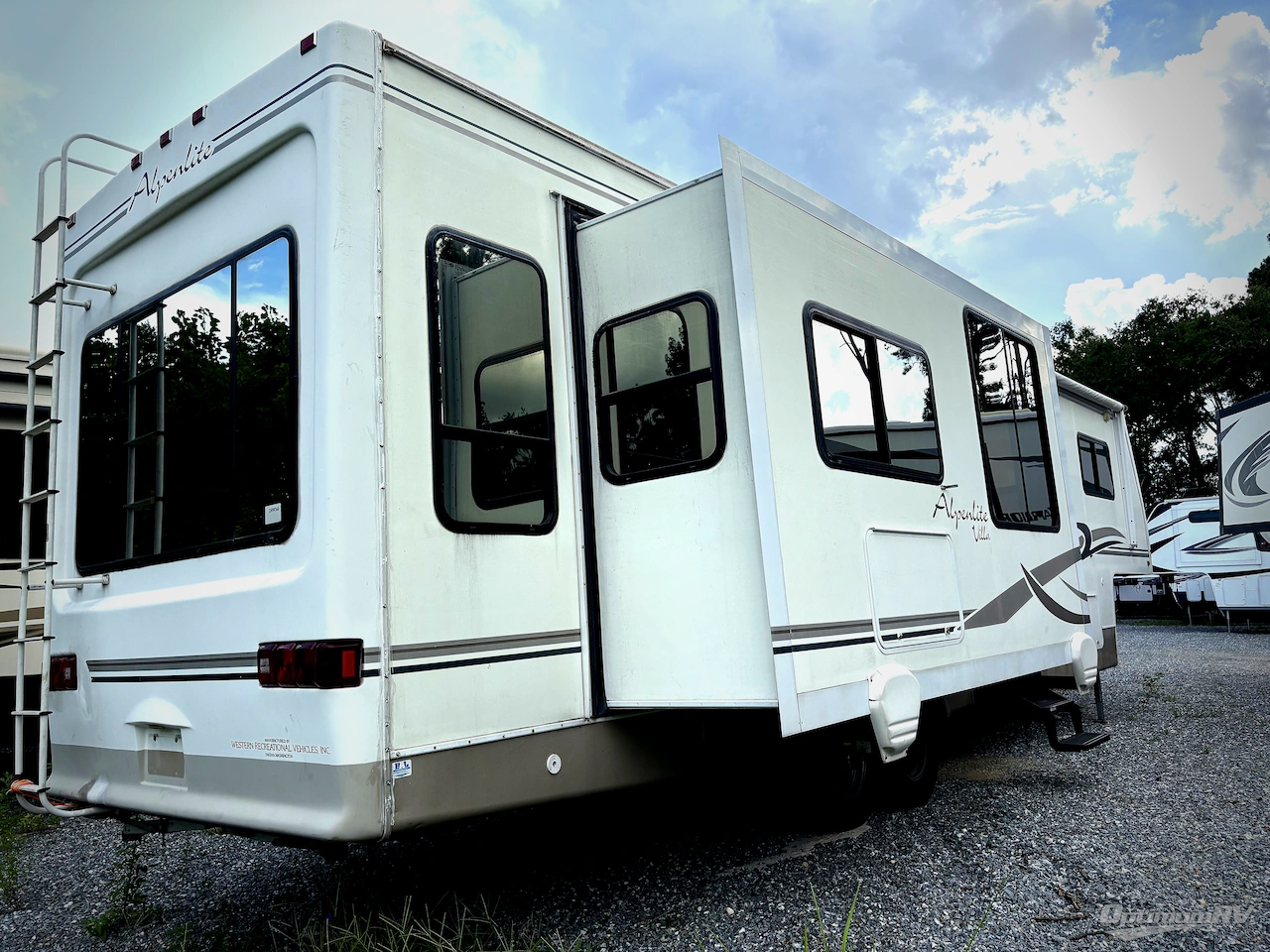 2002 Alpenlite Villa Series 36RLT Photo 2