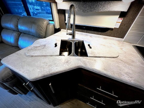 2021 Thor Challenger 35MQ RV Photo 3