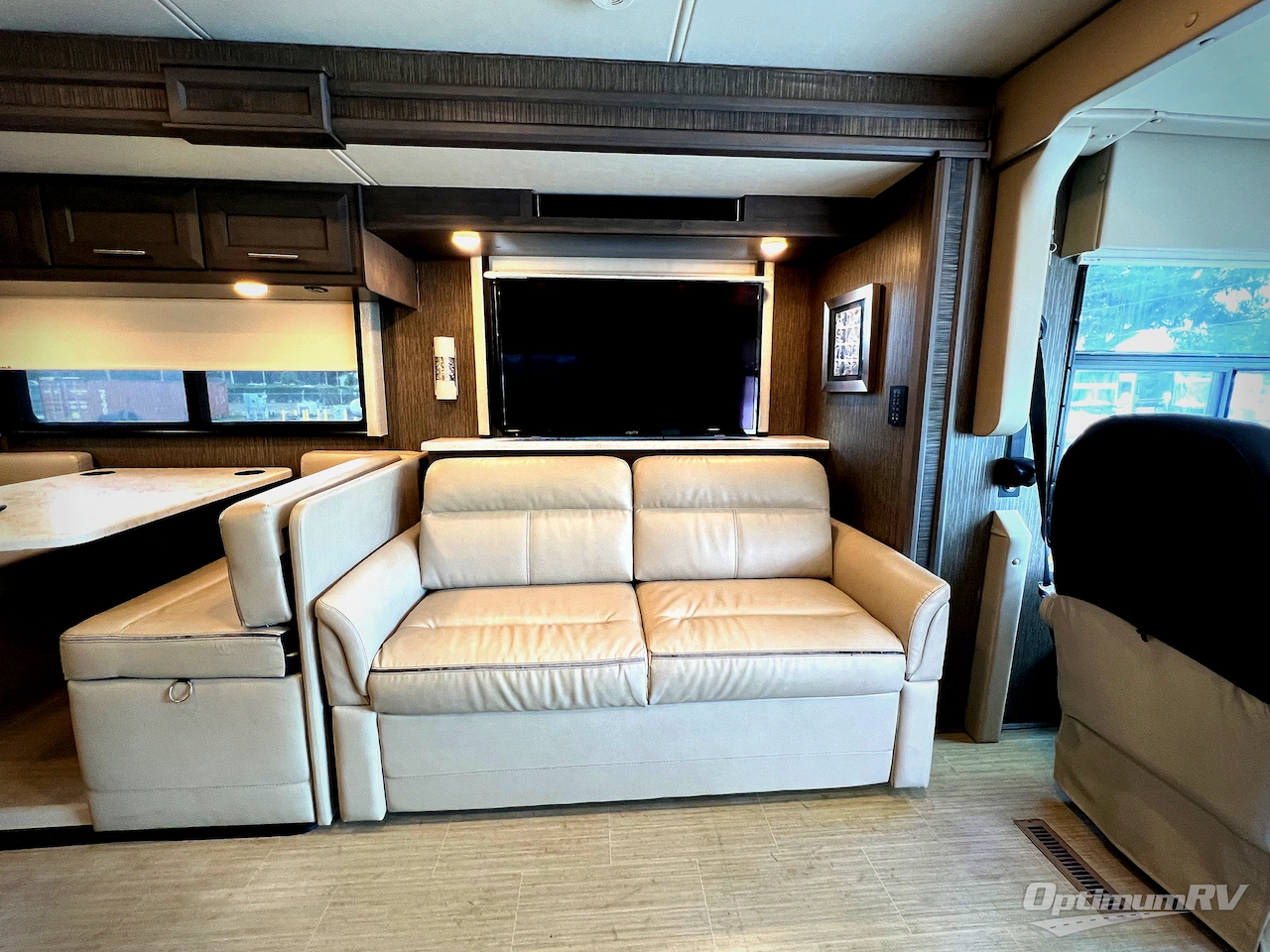 2021 Thor Challenger 35MQ Photo 9