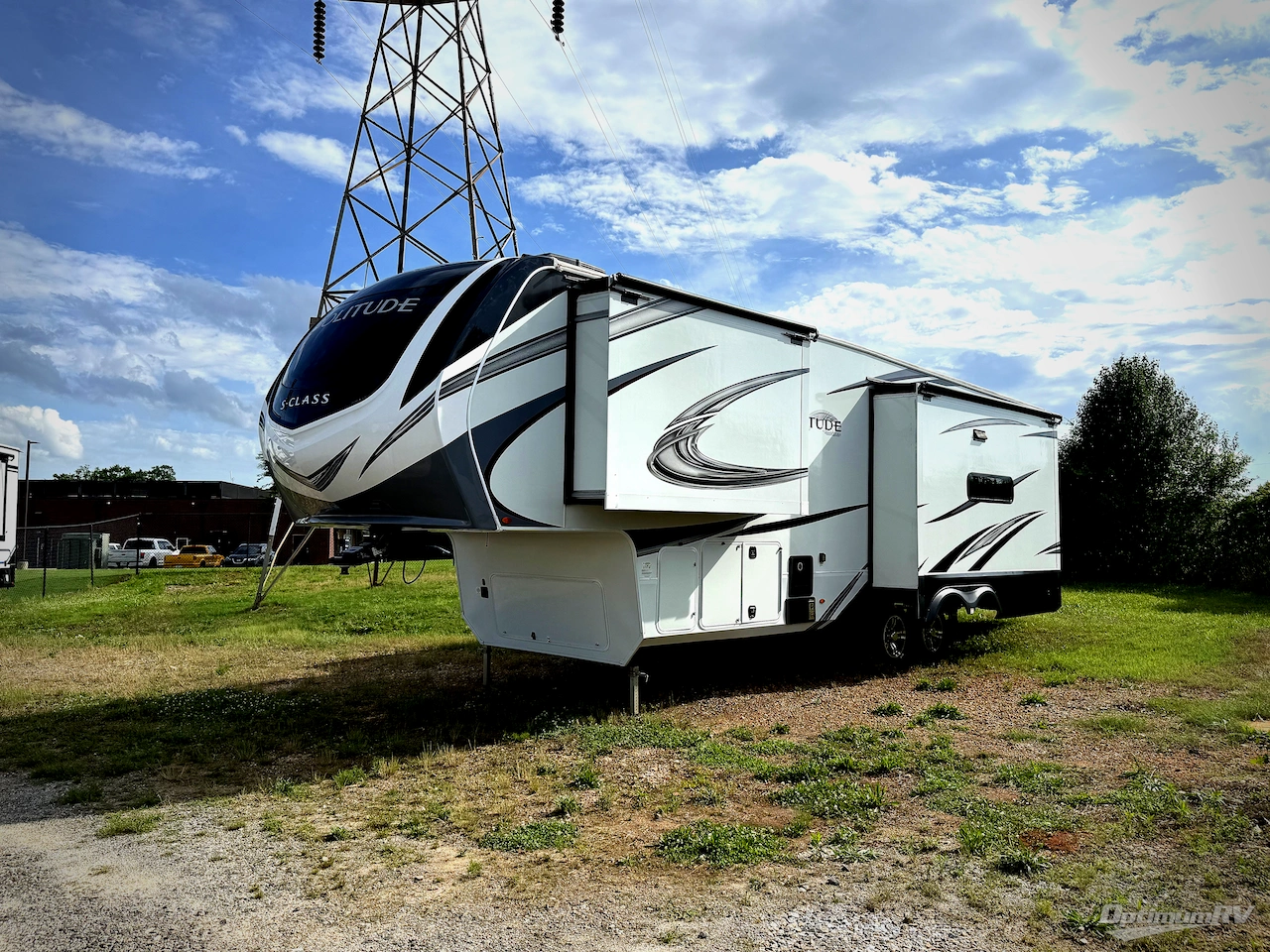 2023 Grand Design Solitude S-Class 2930RL Photo 4