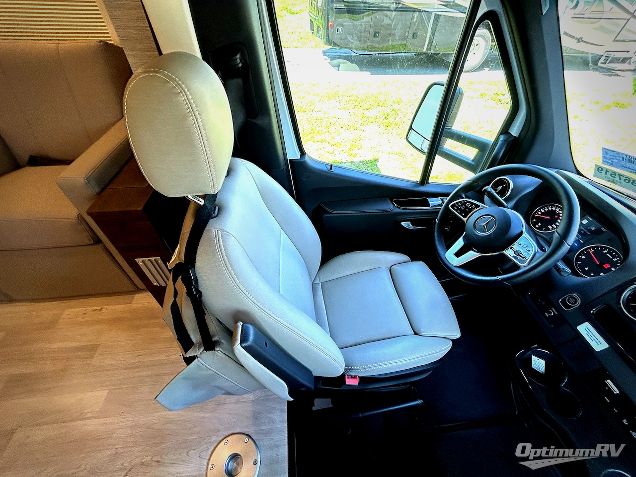2023 Winnebago Navion 24D Photo 7