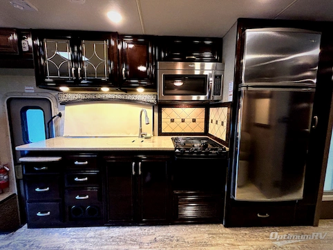 2017 Thor Chateau Super C 35SK RV Photo 2