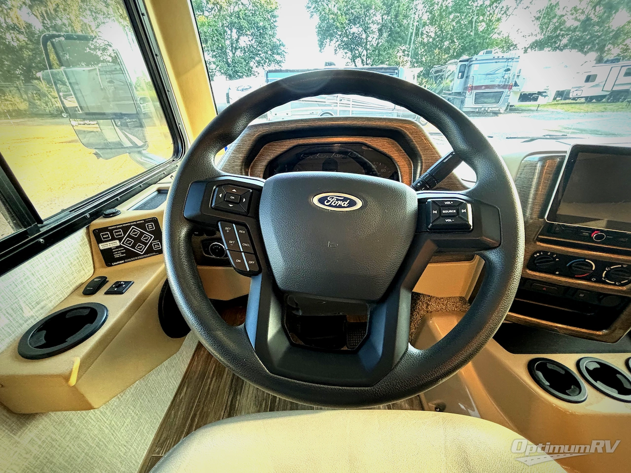 2022 Thor Hurricane 29M Photo 7