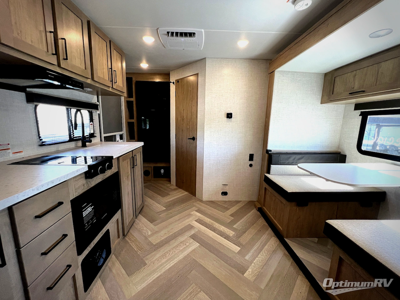 2025 Ember E-Series 18FBE Photo 5