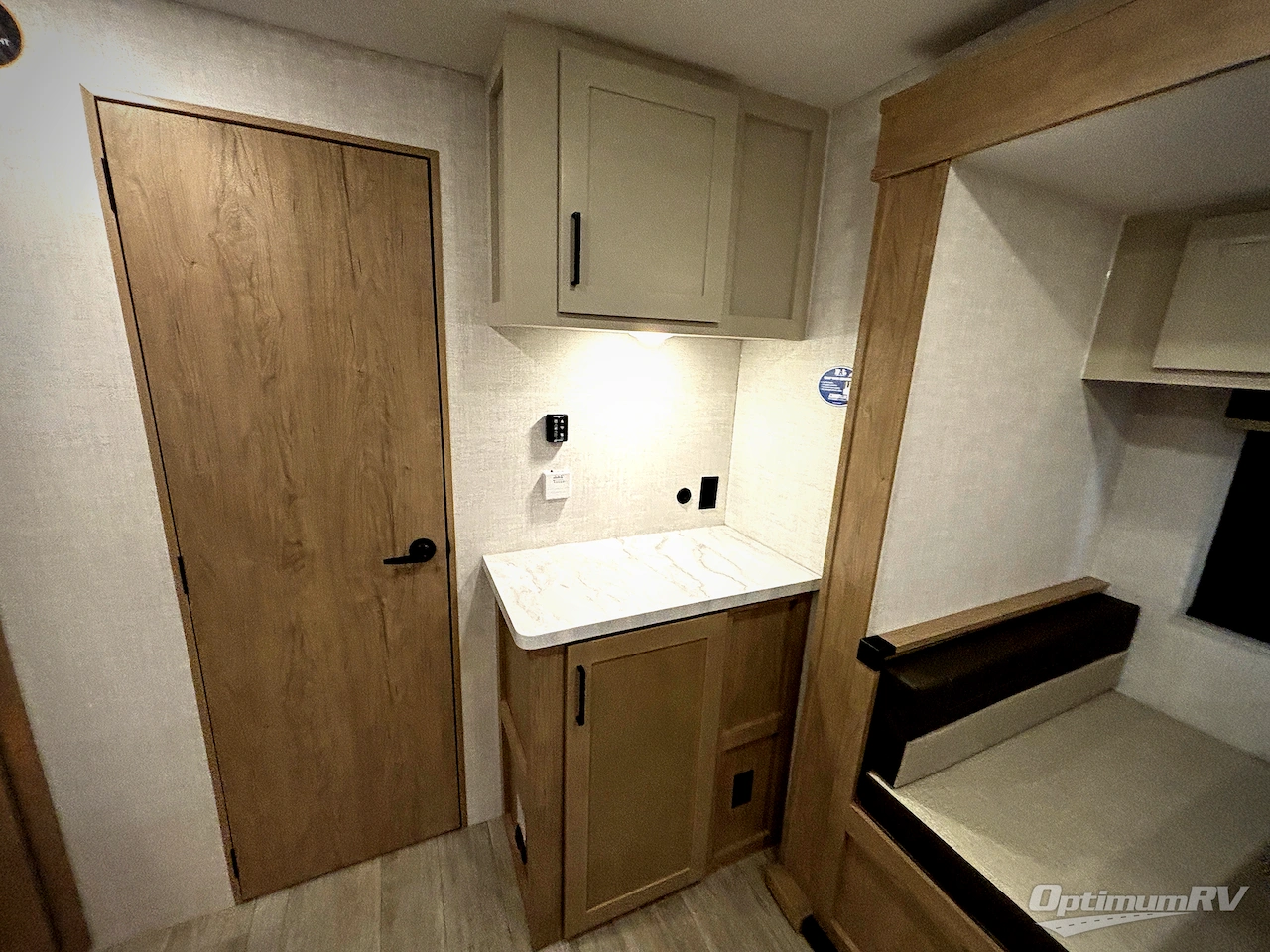 2026 Ember E-Series 18RBE Photo 11