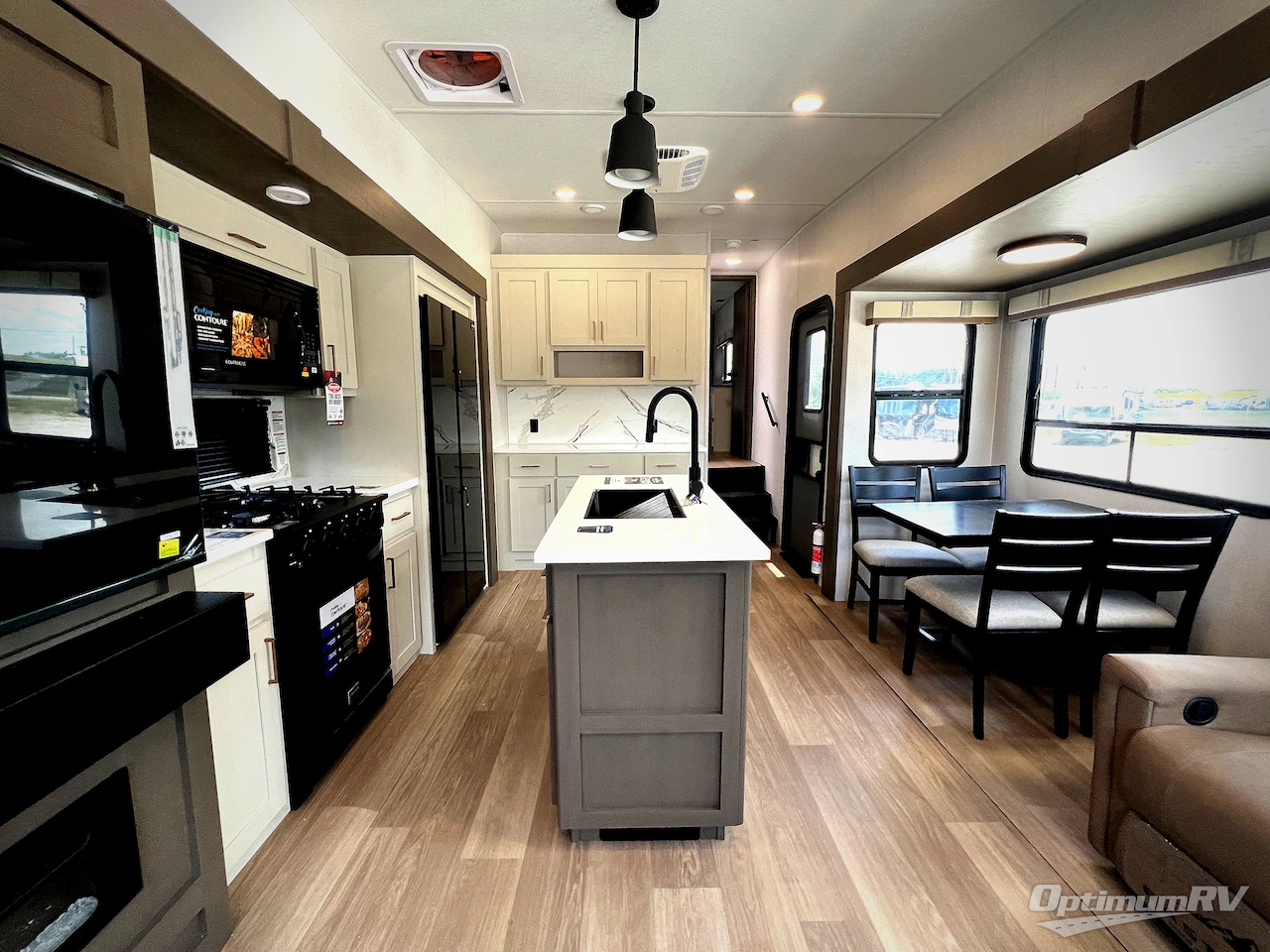 2027 East To West Tandara 295RL Photo 5