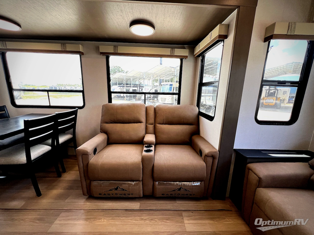 2027 East To West Tandara 295RL Photo 8