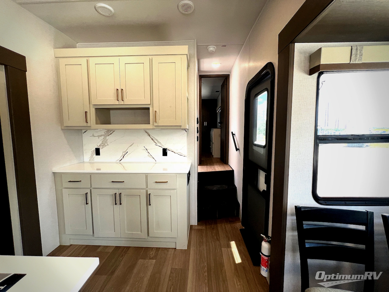 2027 East To West Tandara 295RL Photo 14