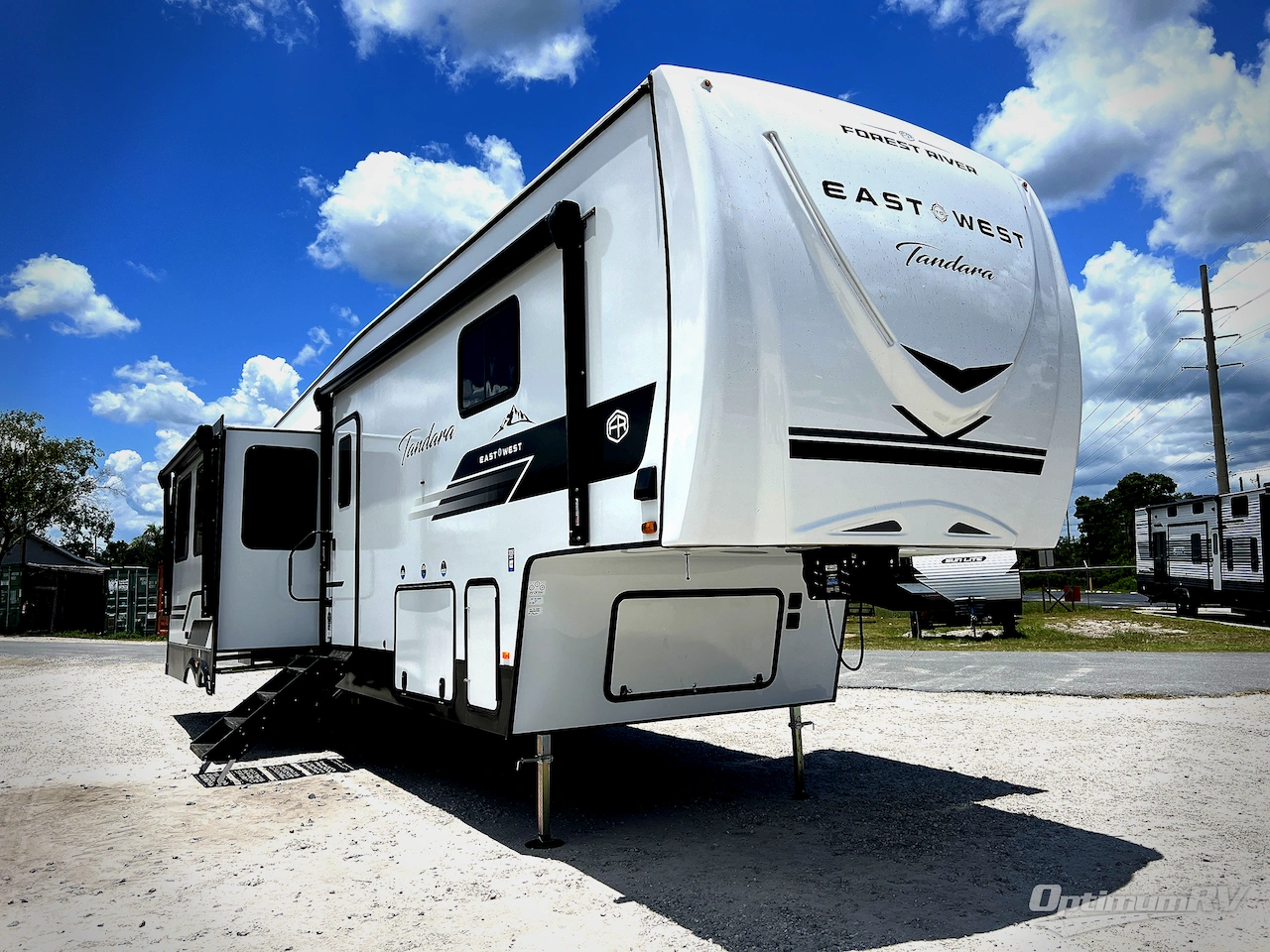 2027 East To West Tandara 295RL Photo 1