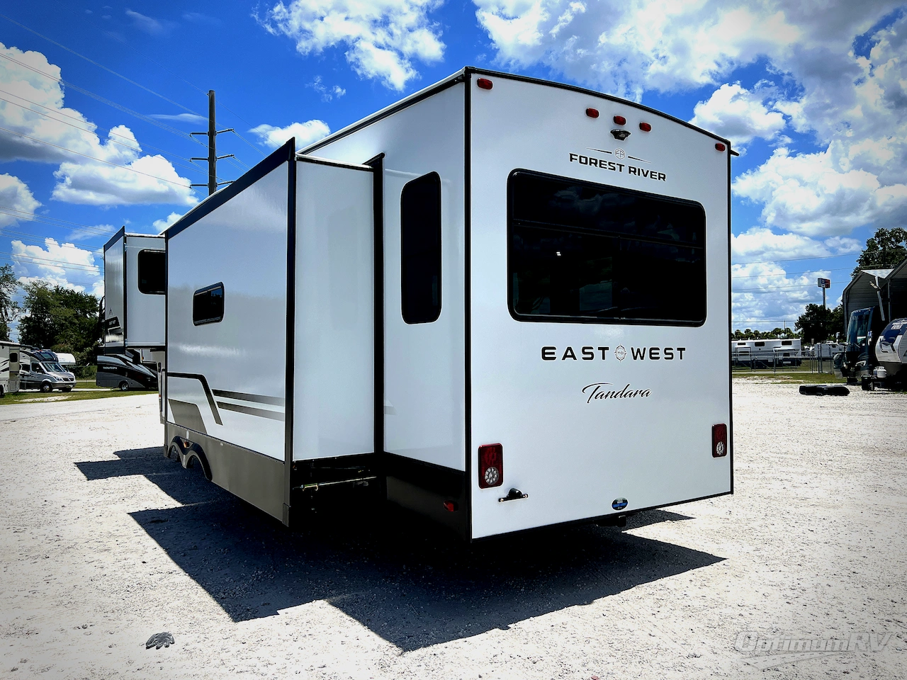 2027 East To West Tandara 295RL Photo 3