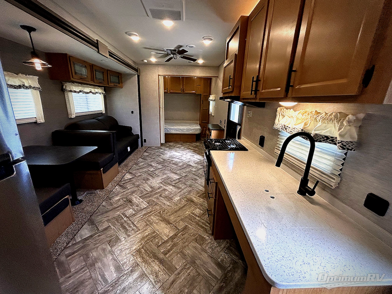 2025 HL Enterprise Hy-Line 38 Premier Photo 5