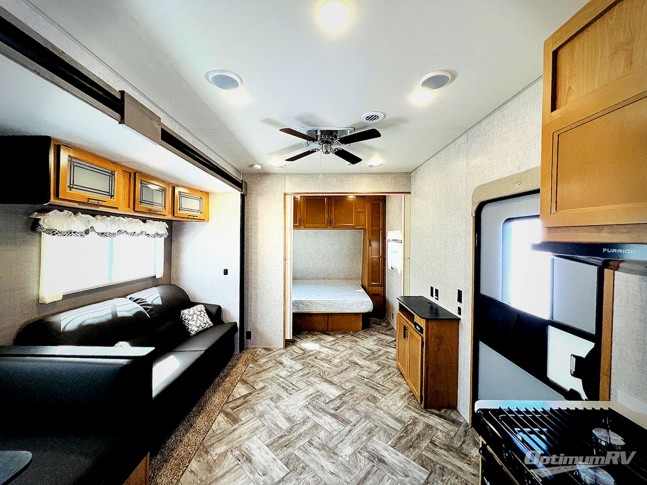2025 HL Enterprise Hy-Line 38 Premier Photo 2