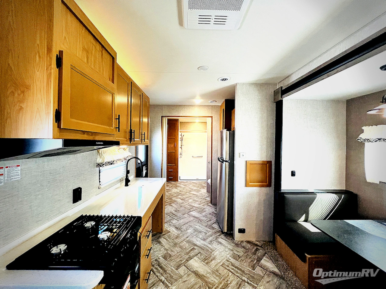 2025 HL Enterprise Hy-Line 38 Premier Photo 3