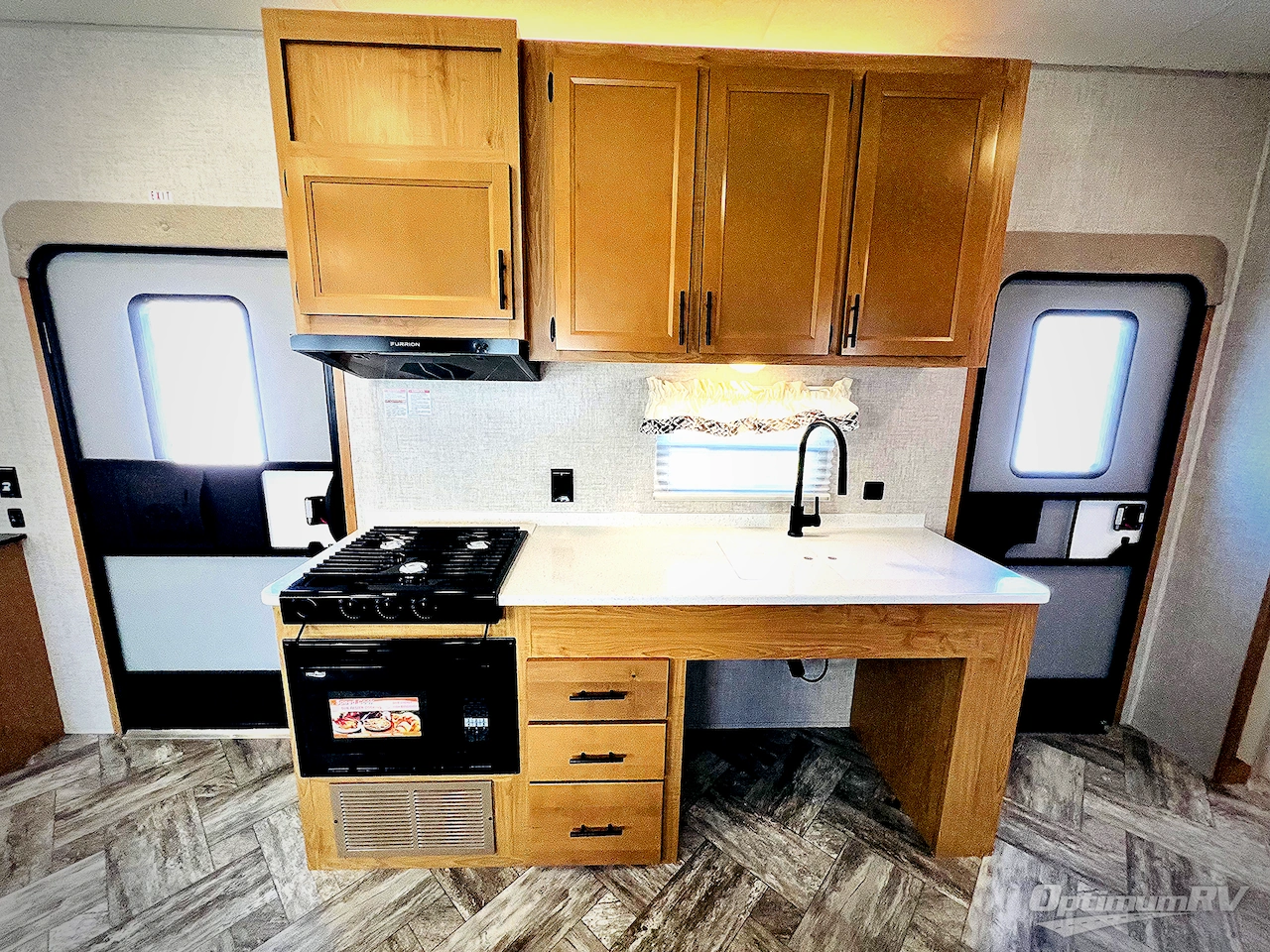 2025 HL Enterprise Hy-Line 38 Premier Photo 4