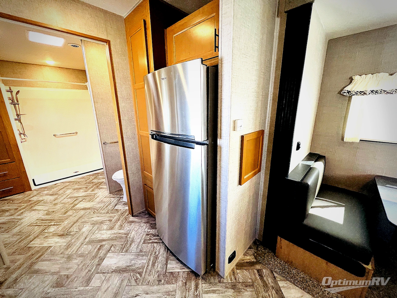 2025 HL Enterprise Hy-Line 38 Premier Photo 7
