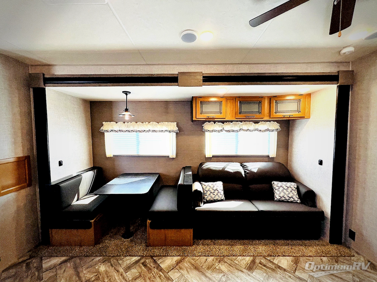 2025 HL Enterprise Hy-Line 38 Premier Photo 8