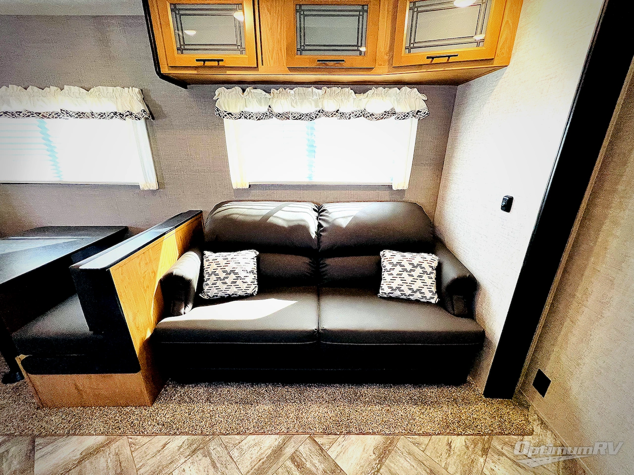 2025 HL Enterprise Hy-Line 38 Premier Photo 10