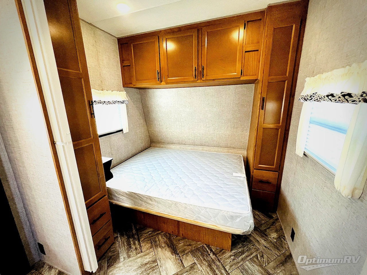 2025 HL Enterprise Hy-Line 38 Premier Photo 11