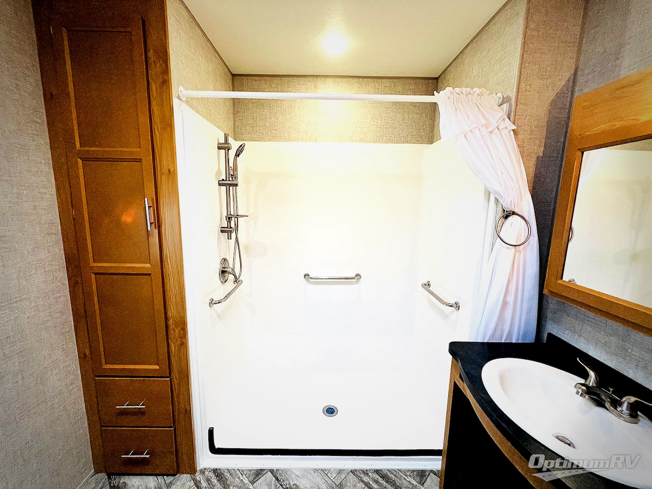 2025 HL Enterprise Hy-Line 38 Premier Photo 14