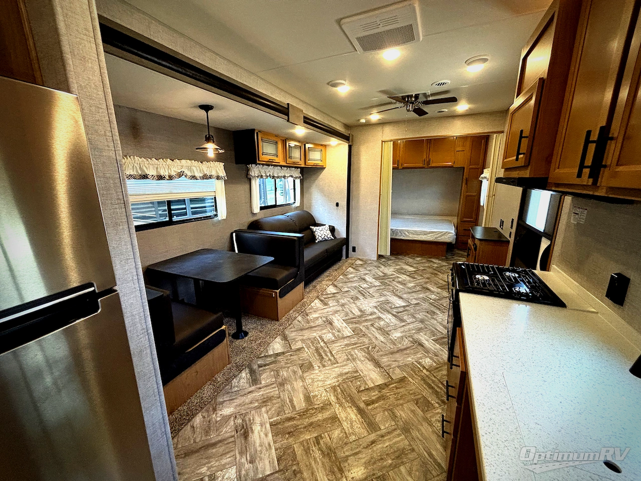 2025 HL Enterprise Hy-Line 38 Premier Photo 4