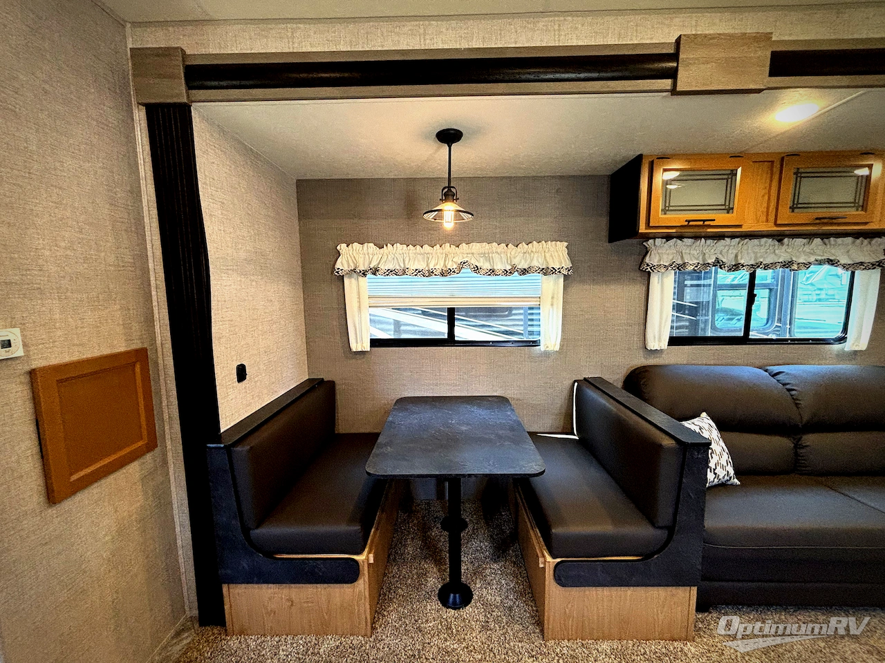 2025 HL Enterprise Hy-Line 38 Premier Photo 7