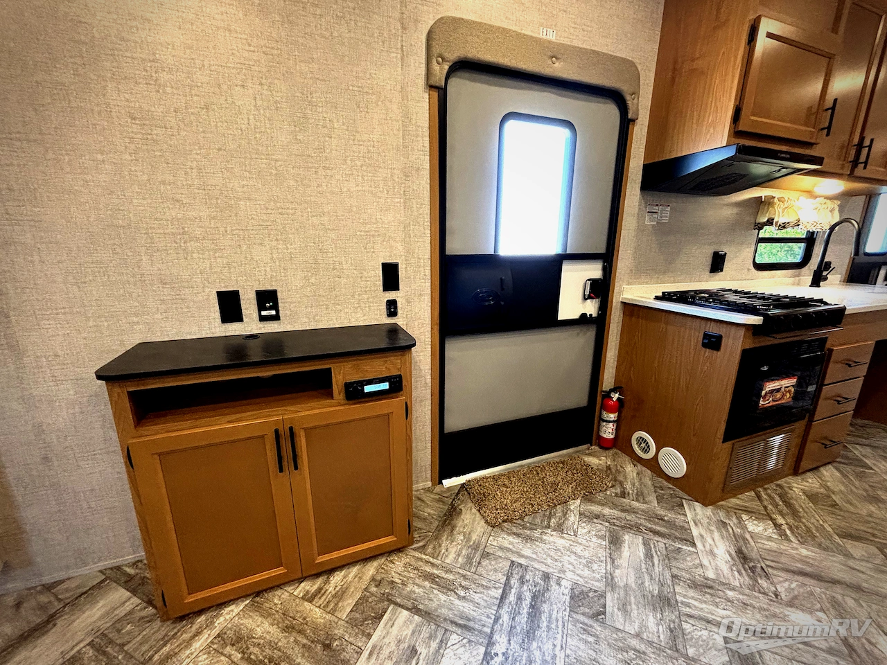 2025 HL Enterprise Hy-Line 38 Premier Photo 10