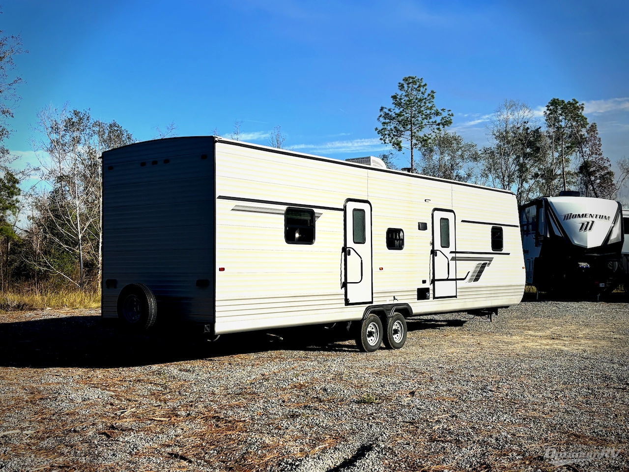 2025 HL Enterprise Hy-Line 38 Premier Photo 2