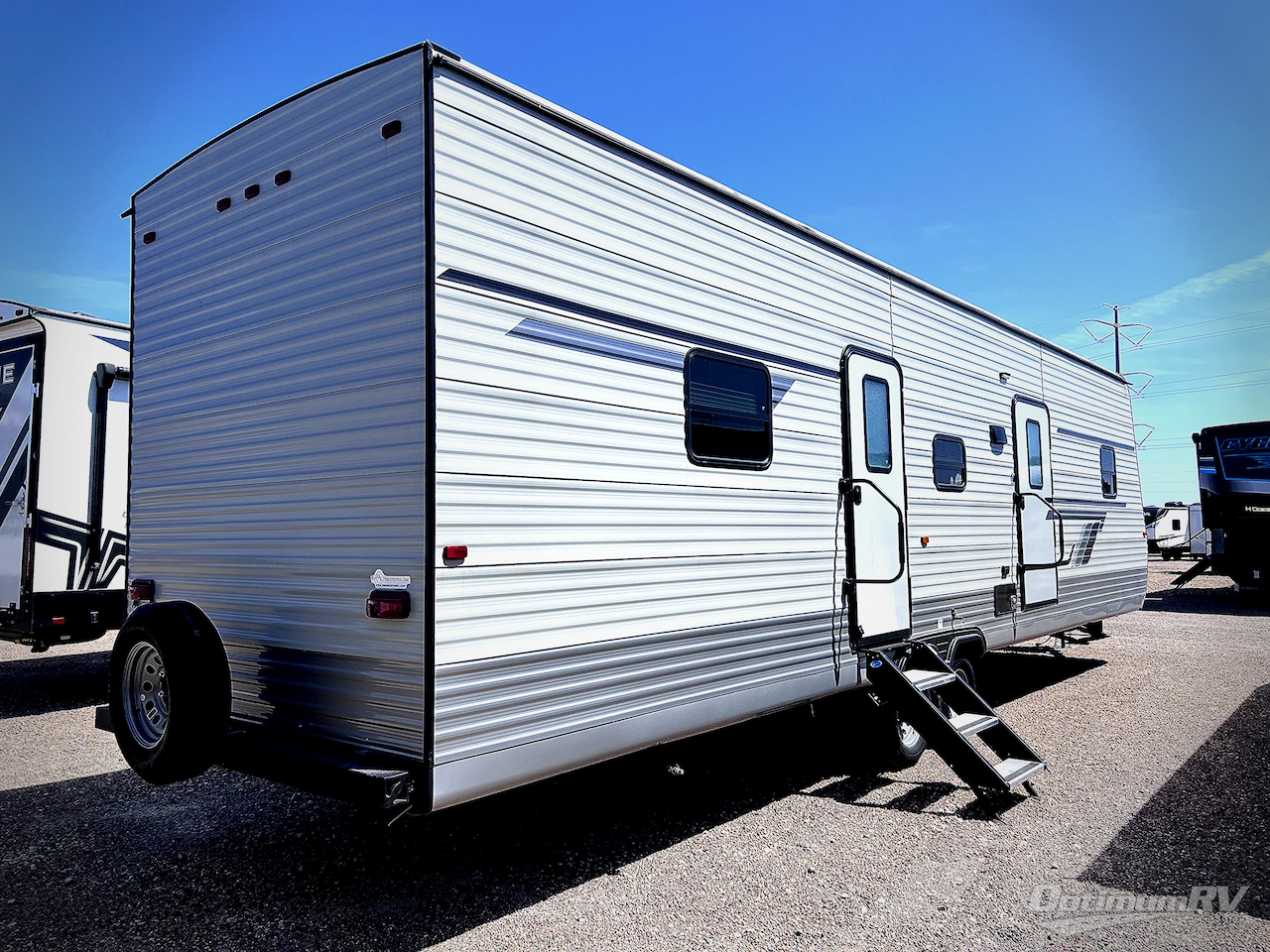 2025 HL Enterprise Hy-Line 38 Premier Photo 2