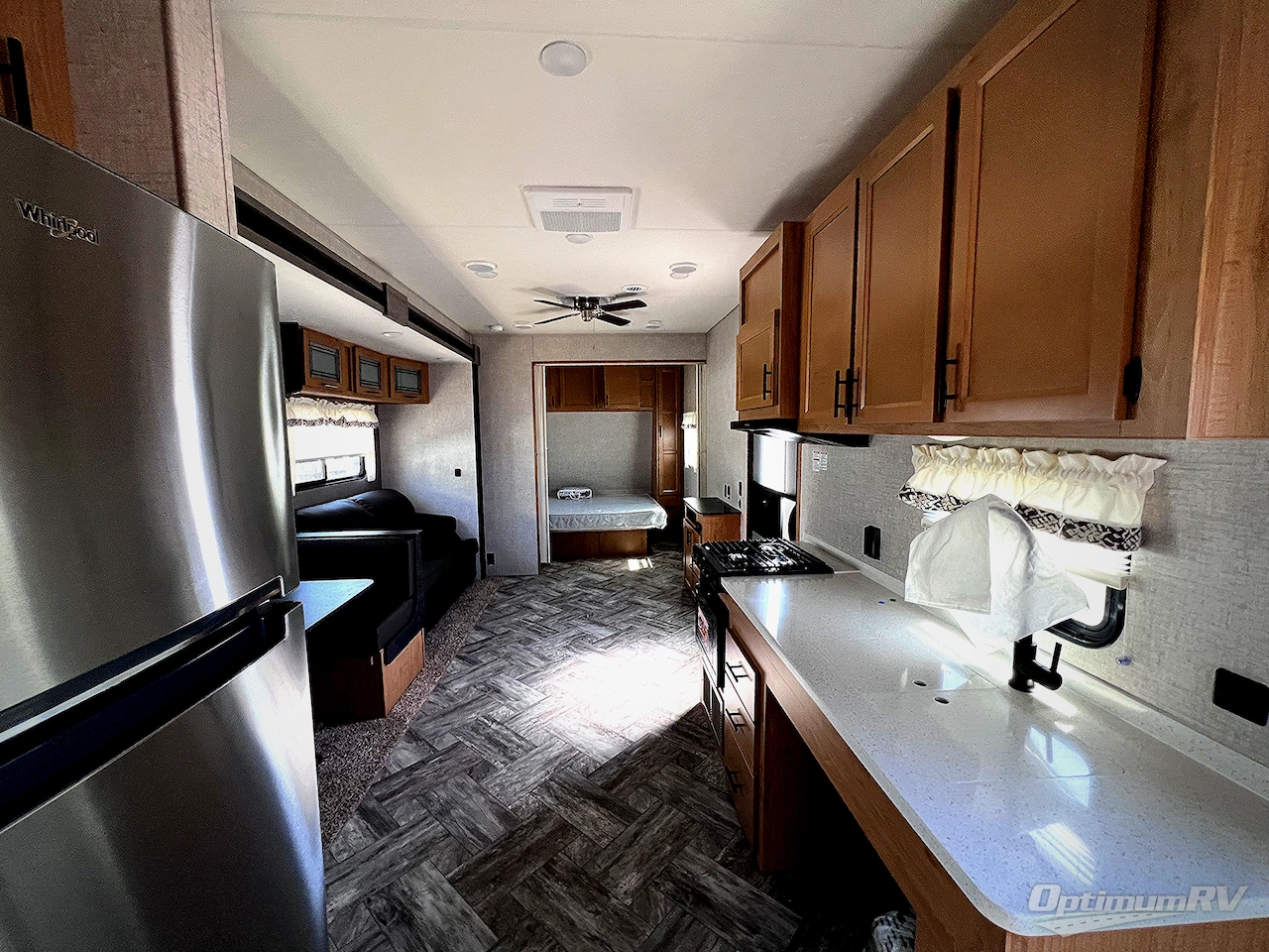 2025 HL Enterprise Hy-Line 38 Premier Photo 4