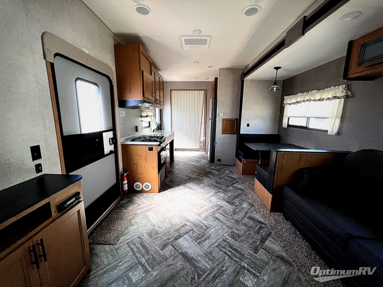 2025 HL Enterprise Hy-Line 38 Premier Photo 5