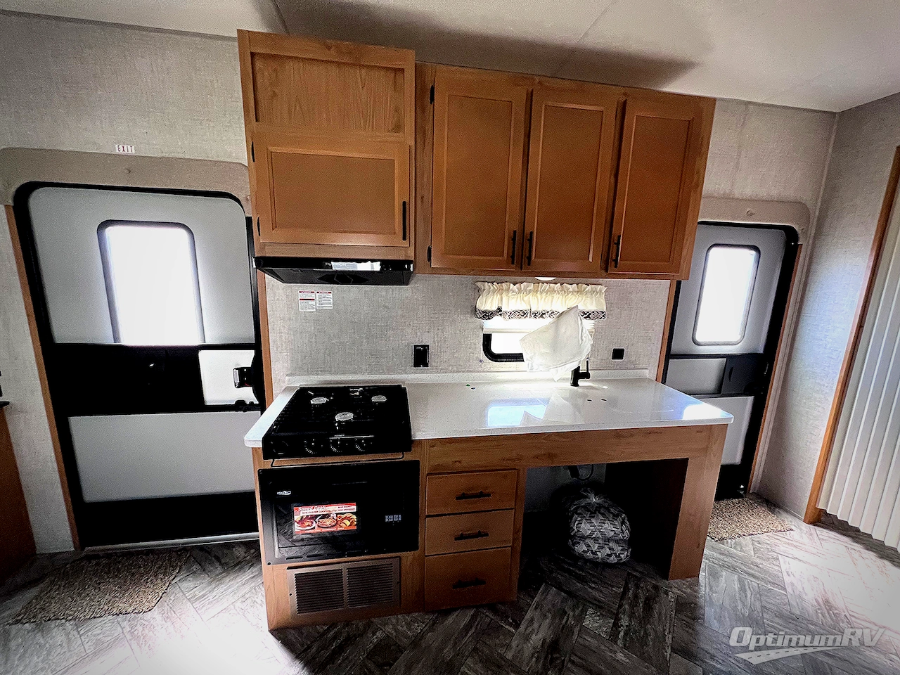 2025 HL Enterprise Hy-Line 38 Premier Photo 6
