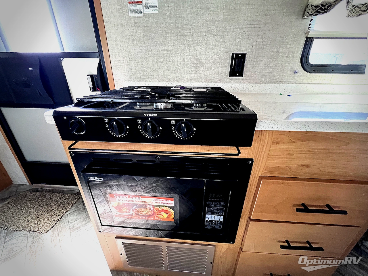 2025 HL Enterprise Hy-Line 38 Premier Photo 8