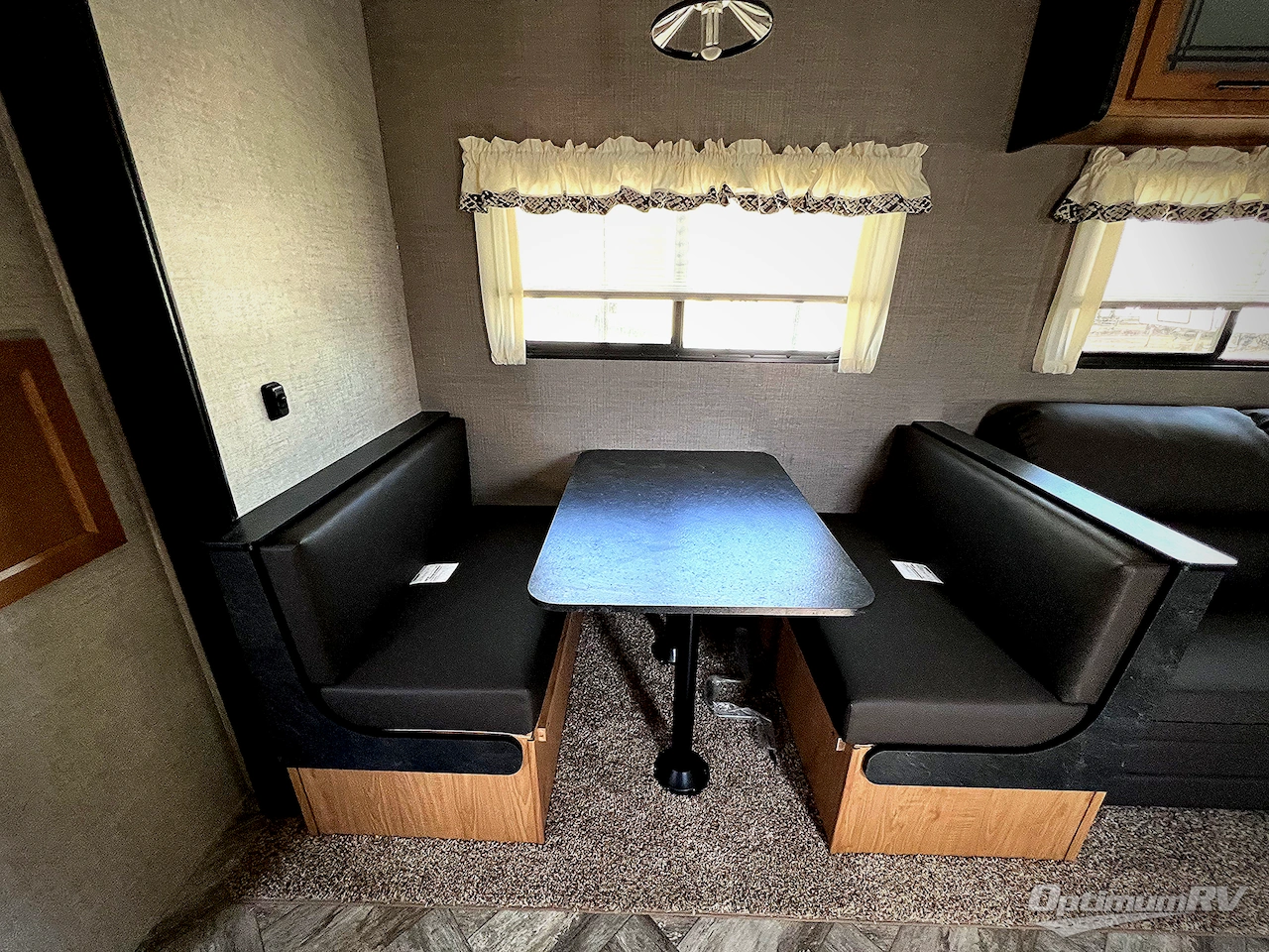 2025 HL Enterprise Hy-Line 38 Premier Photo 9